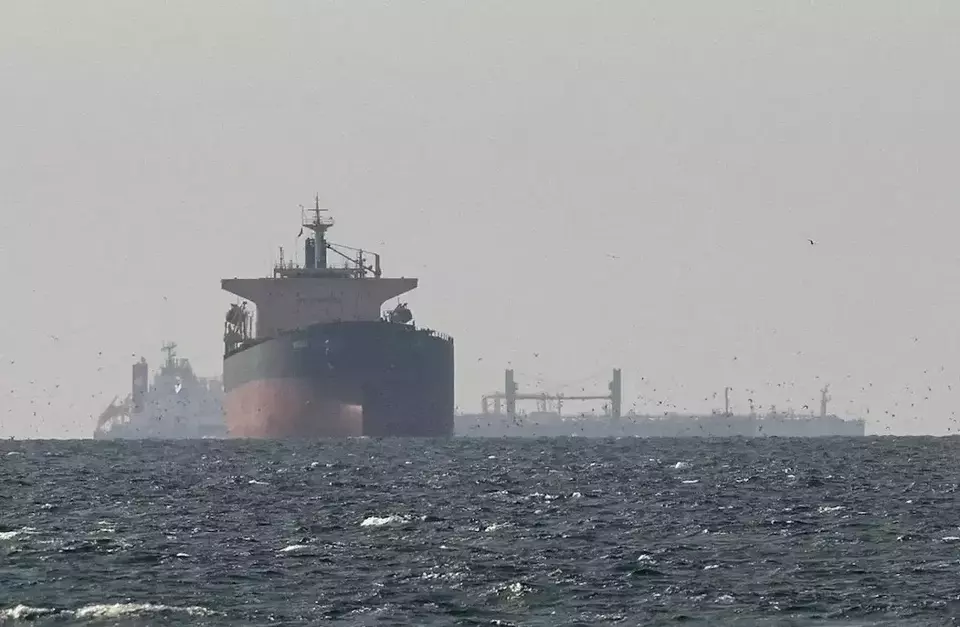 Kapal-kapal kargo di Teluk, dekat Selat Hormuz pada 11 Maret 2026. Hampir tertutupnya jalur air vital ini selama berminggu-minggu telah menciptakan krisis pasokan energi global yang belum pernah terjadi sebelumnya. (Foto: Filepix)