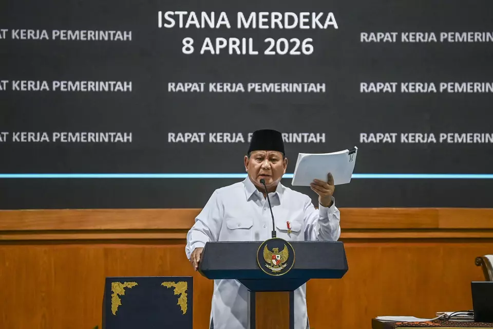 Presiden Prabowo Subianto memberi taklimat saat Rapat Kerja Pemerintah dengan Kabinet Merah Putih berserta seluruh Eselon I K/L dan Dirut BUMN di Kompleks Istana Kepresidenan, Jakarta, Rabu (8/4/2026). (ANTARA FOTO/Galih Pradipta)