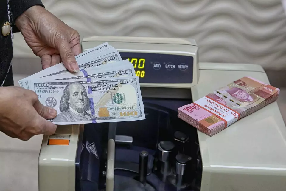 Ilustrasi mata uang rupiah dan dolar AS. (B-Universe Photo/Joanito De Saojoao)