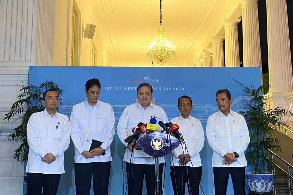 Menteri Koordinator Bidang Perekonomian, Airlangga Hartarto (tengah) bersama sejumlah menteri dalam konferensi pers usai menghadiri rapat kerja besar bersama Presiden Prabowo Subianto di Kompleks Istana Kepresidenan pada Rabu (8/4/2026). (B-Universe Photo/Theressia Sunday Silalahi)
