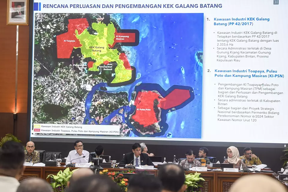 Menteri Keuangan Purbaya Yudhi Sadewa (tengah) memimpin Sidang Aduan Kanal Debottlenecking Satuan Tugas Percepatan Program Strategis Pemerintah (Satgas P2SP) di Aula Junada Kementerian Keuangan, Jakarta, Kamis (9/4/2026). (ANTARA FOTO/Muhammad Adimaja)