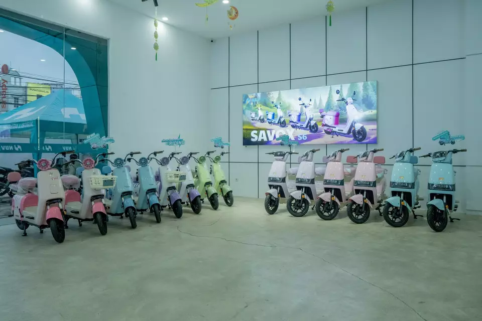 Deretan sepeda listrik merek NUV dipajang di showroom, mencerminkan meningkatnya minat masyarakat terhadap kendaraan ramah lingkungan di tengah tekanan harga energi global.
sumber; Ist