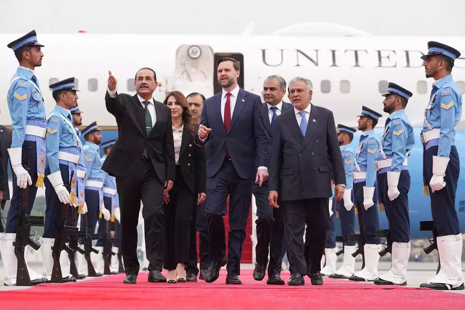 Wakil Presiden AS JD Vance (tengah) berjalan bersama Kepala Angkatan Pertahanan dan Kepala Staf Angkatan Darat Pakistan, Marsekal Lapangan Asim Munir (kiri) dan Wakil Perdana Menteri dan Menteri Luar Negeri Pakistan Mohammad Ishaq Dar setelah tiba untuk melakukan pembicaraan dengan para pejabat Iran di Islamabad, Pakistan, Sabtu (11/4/2026). (Foto: AP/ Jacquelyn Martin)