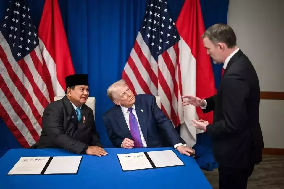 Presiden Prabowo Subianto dan Presiden Amerika Serikat (AS) Donald Trump mendengarkan Perwakilan Perdagangan AS Jamieson Greer di Washington, AS pada 19 Februari 2026. Percakapan tersebut berlangsung selama penandatanganan dokumen tentang implementasi perjanjian menuju era keemasan baru bagi aliansi AS-Indonesia. (Foto: US Trade Representative)