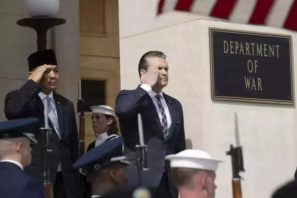 Menteri Perang AS Pete Hegseth dan Menteri Pertahanan Sjafrie Sjamsoeddin berdiri saat lagu kebangsaan masing-masing negara diputar sebelum pertemuan bilateral di Pentagon pada 13 April 2026. (Foto: Bintara Angkatan Laut Kelas 2 Carson Croom)