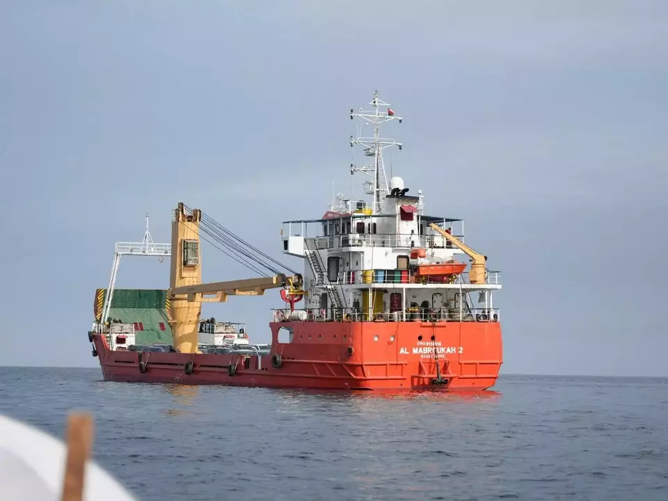 Sebuah kapal di Selat Hormuz, lepas pantai provinsi Musandam, Oman, pada 12 April 2026.