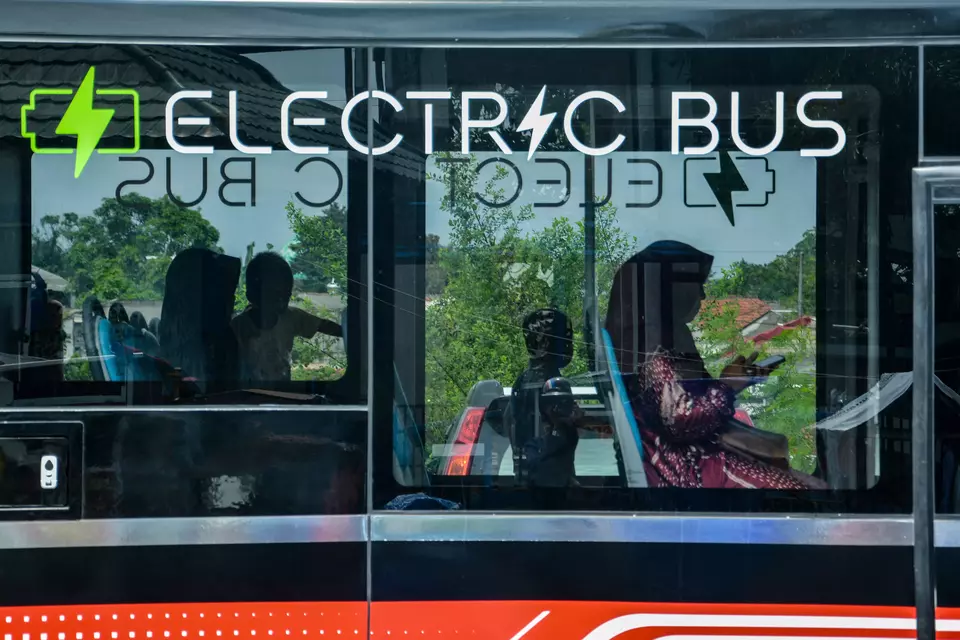Warga berada di dalam bus listrik saat uji coba di Bojonggede, Kabupaten Bogor, Jawa Barat, Senin (6/4/2026). (ANTARA FOTO/Ahmad Naufal Oktavian)