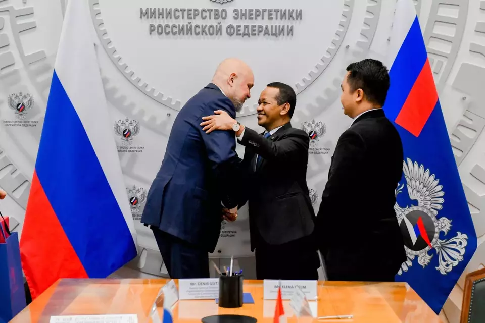 Menteri Energi dan Sumber Daya Mineral (ESDM), Bahlil Lahadalia dalam pertemuan teknis dengan Menteri Energi Rusia, Sergey Tsivilev di Moskwa pada Rabu (14/4/2026) waktu setempat. (Foto: Kementerian ESDM)