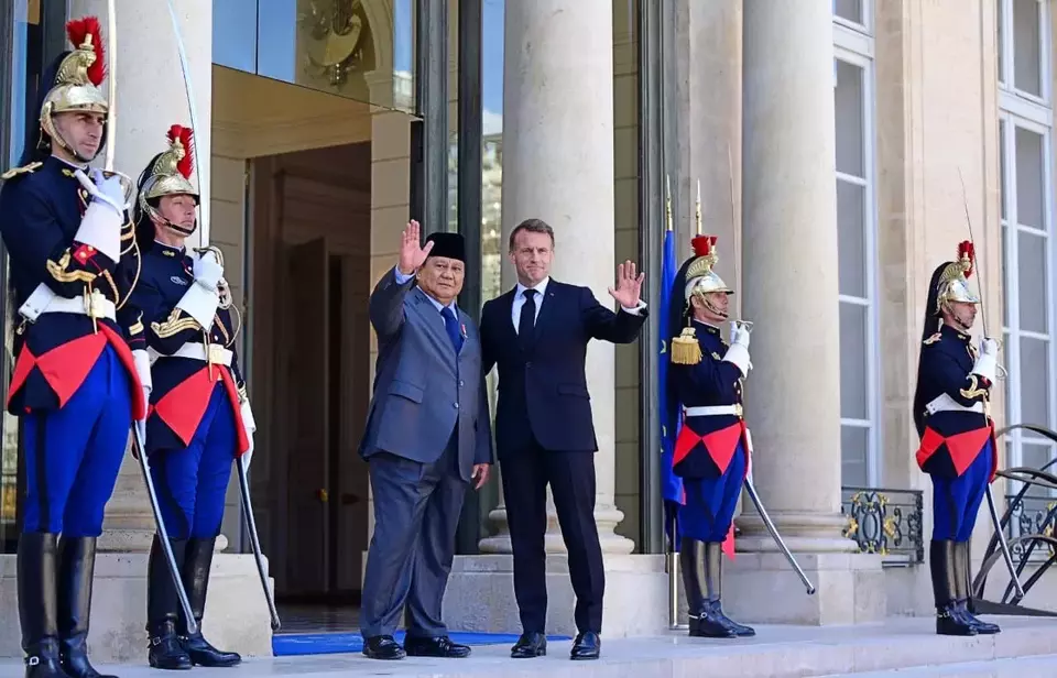 Setibanya di Istana Elysee, Presiden Prabowo disambut secara resmi oleh Presiden Macron beserta pasukan kehormatan. (Foto: Biro Pers, Media, dan Informasi Sekretariat Presiden)
