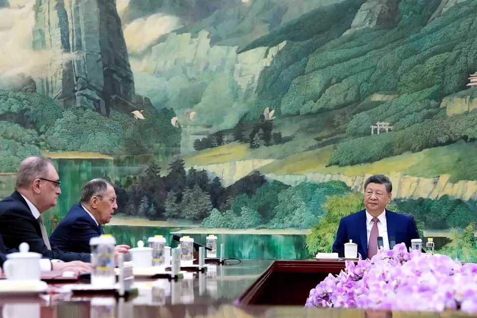 Menteri Luar Negeri Rusia Sergey Lavrov (kedua dari kiri) dan Presiden China Xi Jinping (kanan) mengadakan pembicaraan di Balai Besar Rakyat di Beijing, China pada Rabu (15/4/2026). (Foto: Iori Sagisawa/ Pool Photo via AP)