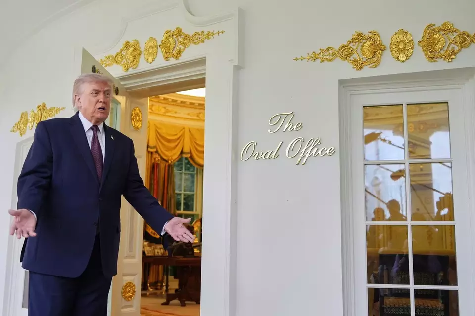 Presiden Amerika Serikat (AS) Donald Trump berbicara kepada pers di luar Ruang Oval Gedung Putih, Senin (13/4/2026) di Washington (AS). (Foto: AP/ Alex Brandon)
