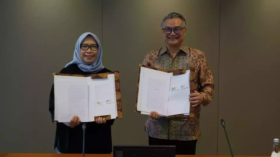 Presiden Direktur/CEO IIF Rizki Pribadi Hasan (kanan) memperlihatkan dokumen penyaluran pembiayaan IIF ke PT Bogor Kardia Indonesia, untuk mendukung pengembangan fasilitas layanan kesehatan berupa rumah sakit khusus jantung di wilayah Bogor.