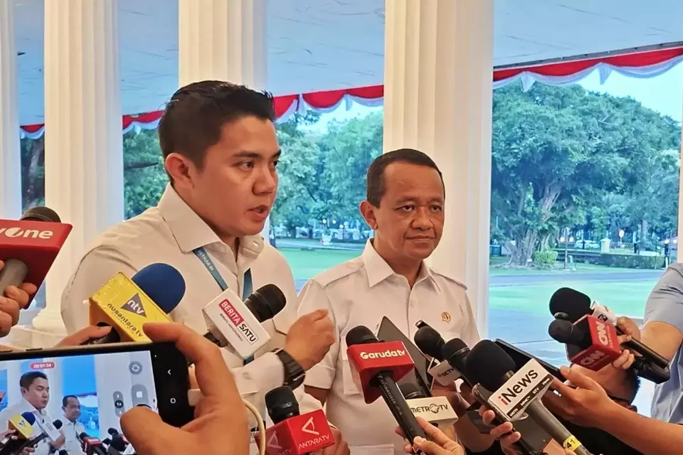 Menteri Energi dan Sumber Daya Mineral (ESDM) Bahlil Lahadalia (kanan) bersama Sekretaris Kabinet Teddy Indra Wijaya dalam wawancara cegat usai menghadap Presiden Prabowo Subianto di Istana Merdeka, Kamis (16/4/2026). (B-Universe Photo/Celvin Moniaga Siphautar)