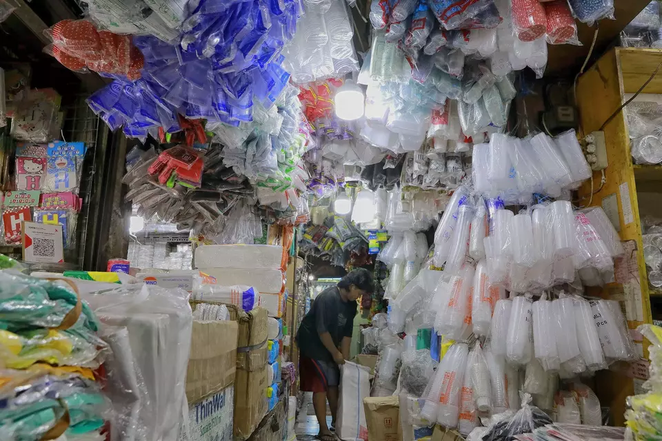 Pekerja merapikan barang kiriman plastik di Jakarta, baru-baru ini. (B-Universe Photo/Joanito De Saojoao)