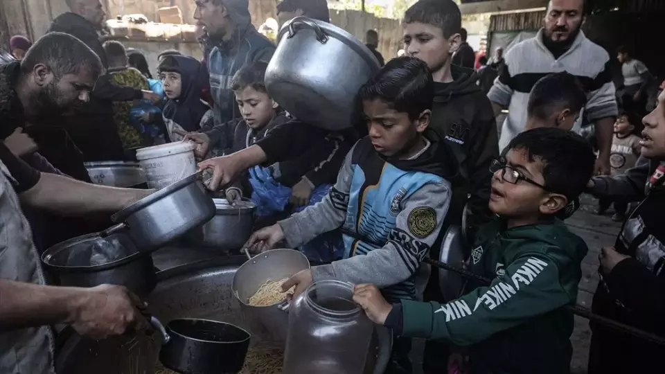 Anak-anak Palestina antre mendapatkan makanan hangat saat dibagikan di kamp Nuseirat, Deir al Balah, Palestina, Senin (13/4/2026). (Foto: ANTARA FOTO/Anadolu Agency/Moiz Salhi/nym)