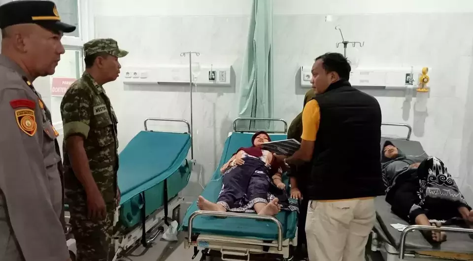Aparat kepolisian meninjau faskes tempat para santri mendapatkan perawatan, diduga alami keracunan usai menyantap MBG.