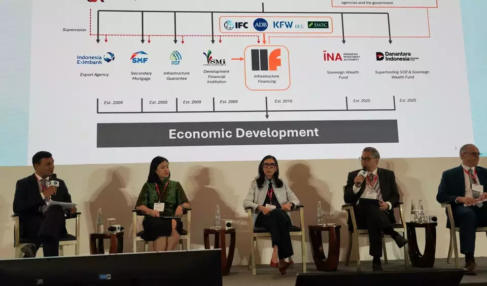 Presiden Direktur dan CEO IIF Rizki Pribadi Hasan (kedua dari kanan) dalam acara APLMA Loan Market Conference Indonesia 2026 di Jakarta, Kamis (16/4/2026).