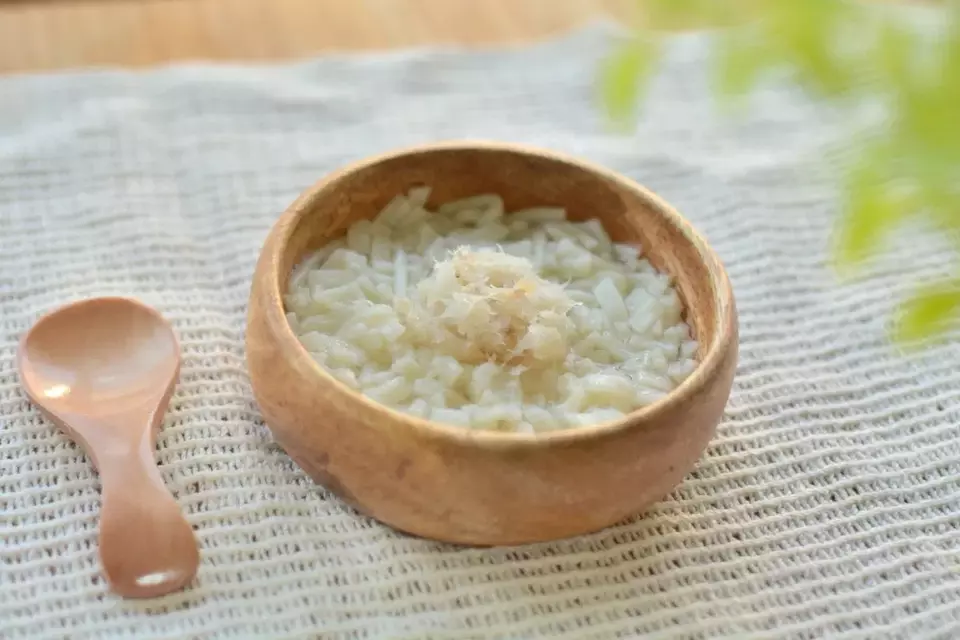 Ilustrasi makanan bayi dalam mangkuk. (iStock)
