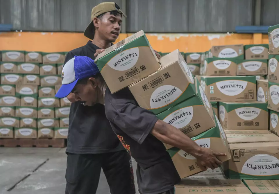 Pekerja mengangkat kemasan minyak goreng subsidi merek Minyakita di Gudang Bulog Ternate, Maluku Utara, Jumat (17/4/2026). (ANTARAFOTO/Andri Saputra)