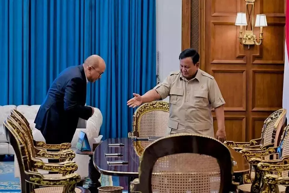 Presiden Prabowo Subianto menerima laporan dari Menteri Investasi dan Hilirisasi, Rosan Roeslani, terkait capaian realisasi investasi pada kuartal I-2026 di Istana Merdeka, Jakarta, pada Selasa (21/4/2026). (Foto: BPMI Setpres/Laily Rachev)