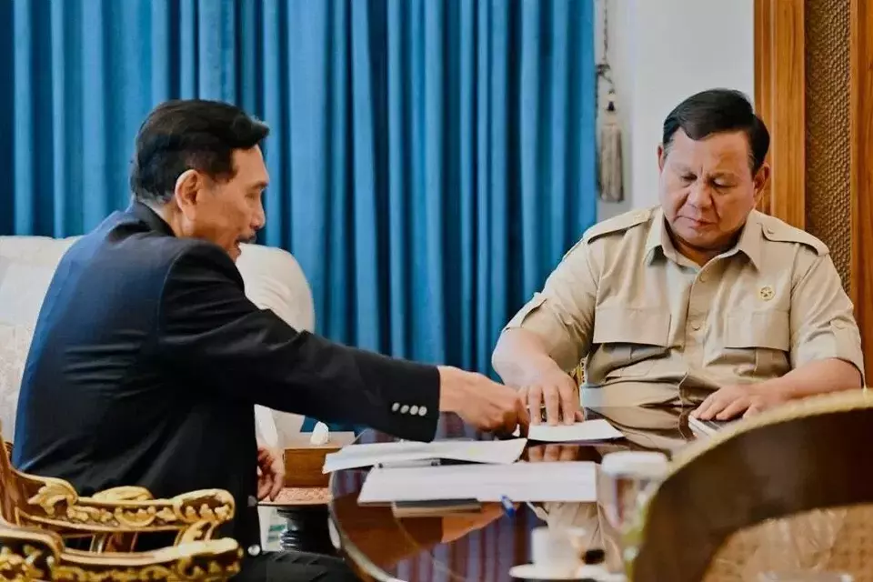 Presiden Prabowo Subianto menerima Ketua Dewan Ekonomi Nasional (DEN) Luhut Binsar Pandjaitan di Istana Merdeka, Jakarta, pada Selasa (21/4/2026) (Foto: BPMI Setpres/Laily Rachev)