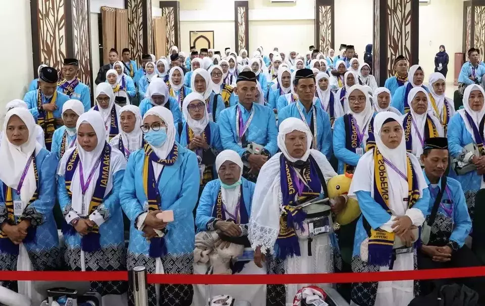 Jamaah haji kelompok terbang (kloter) pertama embarkasi Makassar mengikuti prosesi pemberangkatan di Asrama Haji Makassar, Sulawesi Selatan, Rabu (22/4/2026). (Foto: ANTARA FOTO/Arnas Padda/wsj)