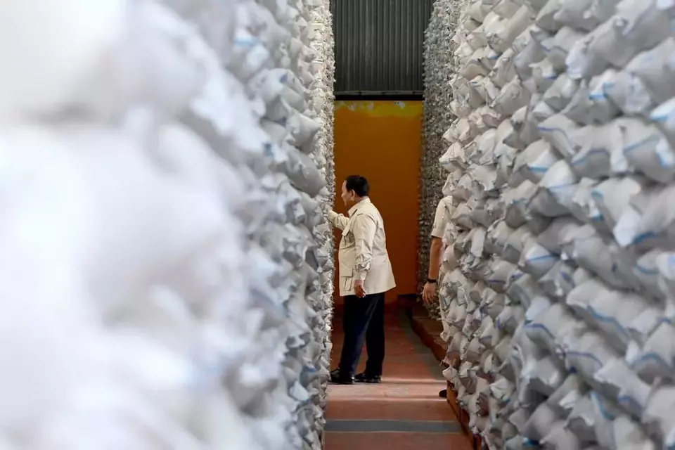 Presiden Prabowo Subianto melakukan sidak langsung ke Kompleks Gudang Bulog Danurejo di Kabupaten Magelang usai menyampaikan pengarahan kepada Ketua DPRD seluruh Indonesia, belum lama ini. (Foto: BPMI Setpres/Muchlis Jr)