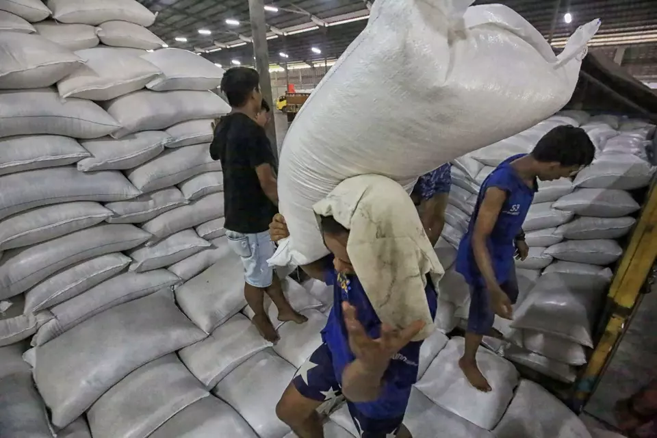 Pekerja saat menurunkan beras dari truk di gudang sewa Bulog JDP Karawang 1 Logistic Park, Jawa Barat, Kamis (23/4/2026). (B-Universe Photo/Joanito De Saojoao)