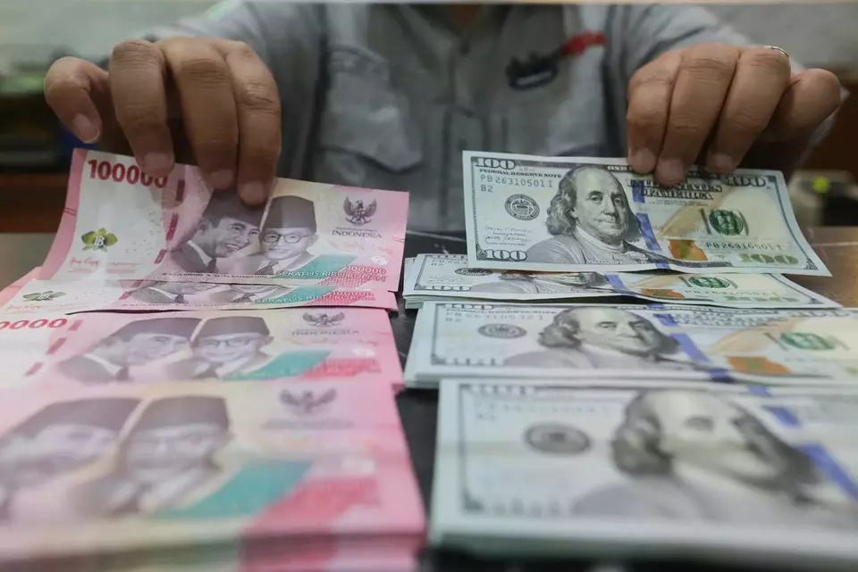 Ilustrasi mata uang rupiah dan dolar AS (Investor Daily/David Gita Roza)