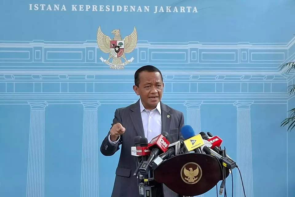 Menteri Energi dan Sumber Daya Mineral (ESDM), Bahlil Lahadalia, dalam konferensi pers usai rapat terbatas bersama Presiden Prabowo Subianto di Istana Kepresidenan, Jakarta, Senin (27/4/2026). (B-Universe Photo/Celvin Moniaga Sipahutar)