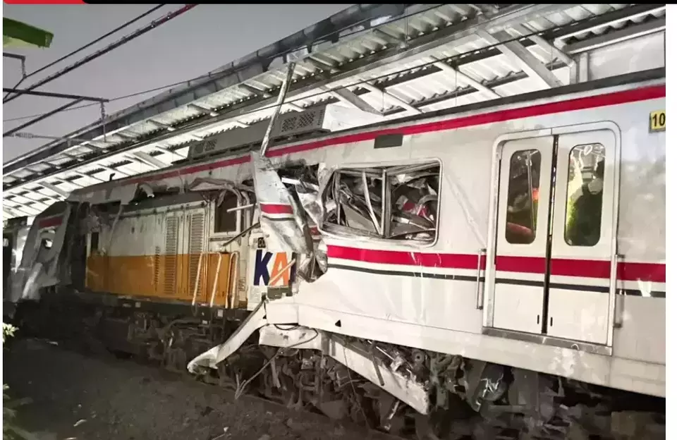 KA Argo Bromo Anggrek menabrak KRL di Bekasi Timur, Senin 27 April 2026. (Istimewa)