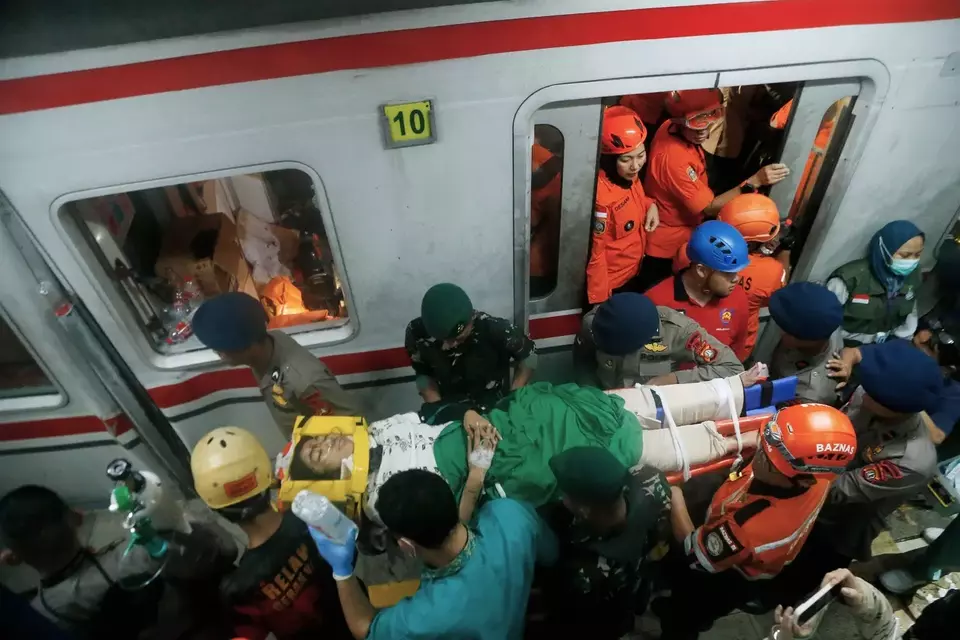 Seorang penumpang diselamatkan setelah terjadi tabrakan kereta api di Bekasi, Indonesia, Selasa (28/4/2026). (Foto: AP)