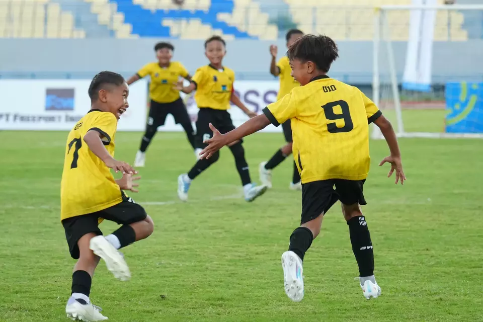 Selebrasi pemain SSB Nusa Gemilang usai mencetak gol pada pertandingan final kategori U-10 melawan WCP Pasopati. (Freeport)