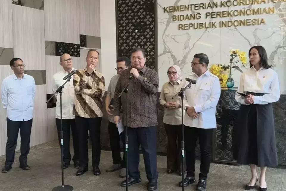 Konferensi pers usai Rapat Perdana Satuan Tugas (Satgas) Percepatan Program Pemerintah di Kantor Kemenko Perekonomian, Jakarta, Selasa (28/4/2026). (B-Universe Photo/Akmalal Hamdhi)
