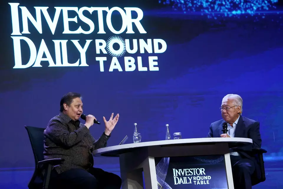 Executive Chairman B-Universe, Enggartiasto Lukita (kanan) dan Menteri Koordinator Bidang Perekonomian, Airlangga Hartarto (kiri) dalam Investor Daily Roundtable: Menakar Denyut Ekonomi, Akselerasi Pertumbuhan di Tengah Gejolak Global di Hotel Mulia Senayan, Jakarta, pada Selasa (28/4/2026). (B-Universe Photo/Joanito De Saojoao)