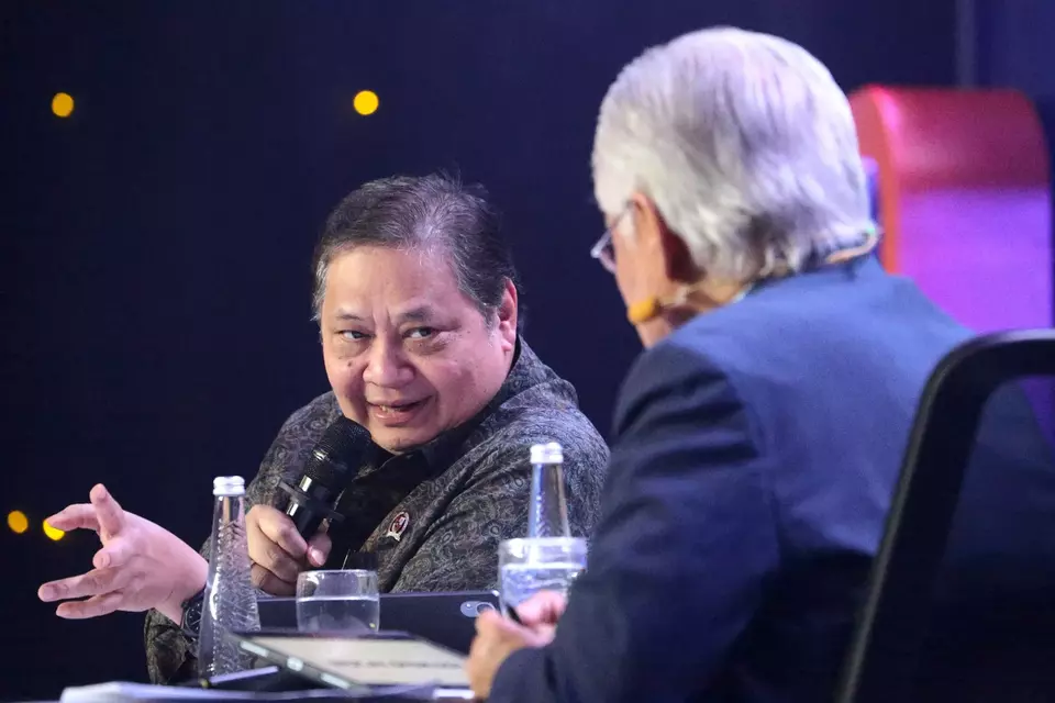 Menteri Koordinator Bidang Perekonomian, Airlangga Hartarto (kiri) dan Executive Chairman B-Universe, Enggartiasto Lukita (kanan) dalam Investor Daily Roundtable: Menakar Denyut Ekonomi, Akselerasi Pertumbuhan di Tengah Gejolak Global di Hotel Mulia Senayan, Jakarta, pada Selasa (28/4/2026). (B-Universe Photo/Joanito De Saojoao)