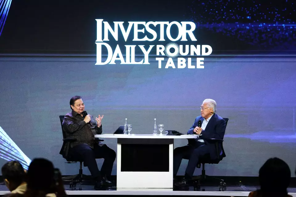 Menteri Koordinator Bidang Perekonomian, Airlangga Hartarto (kiri) dan Executive Chairman B-Universe, Enggartiasto Lukita (kanan) dalam Investor Daily Roundtable: Menakar Denyut Ekonomi, Akselerasi Pertumbuhan di Tengah Gejolak Global di Hotel Mulia Senayan, Jakarta, pada Selasa (28/4/2026). (B-Universe Photo/Joanito De Saojoao)
