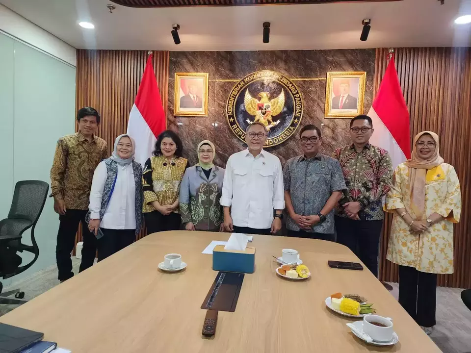 Menko Pangan Zulkifli Hasan terima audiens dari DPP APPMBGI soal penguatan tata kelola program MBG di kantor Kemenko Pangan, Jakarta, Selasa (28/4/2026). 