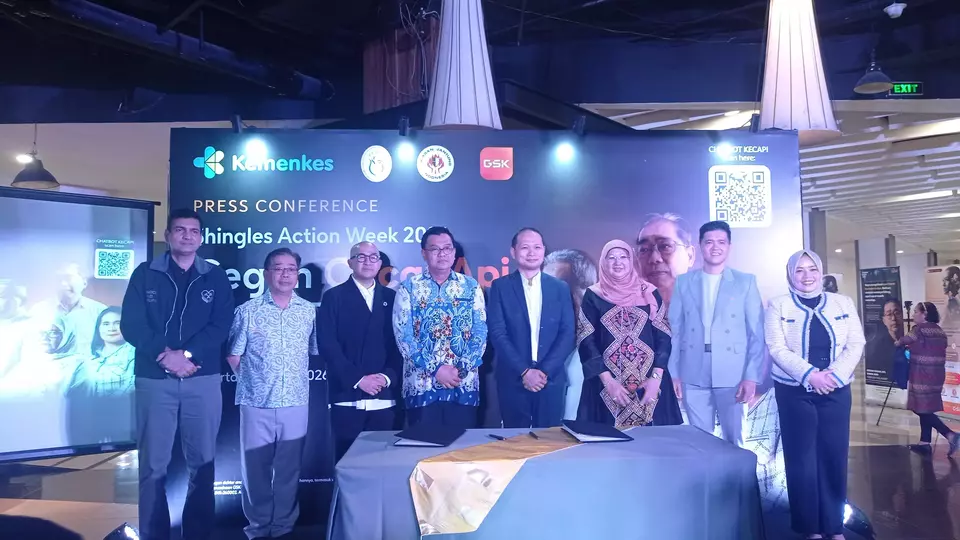Pengurus Pusat Perhimpunan Dokter Spesialis Kardiovaskular Indonesia (PP PERKI) Dr Ade Meidian Ambari, Sp. JP(K), PhD (tengah) dan Direktur Penyakit Tidak Menular Kementerian Kesehatan RI, dr. Siti Nadia Tarmizi, M. Epid (3 dari kanan) dalam kampanye Kenali Cacar Api yang digelar GSK Indonesia bersama Kementerian Kesehatan Republik Indonesia, Perhimpunan Dokter Spesialis Kardiovaskular Indonesia, dan Yayasan Jantung Indonesia di Jakarta, Selasa (28/4/2026).