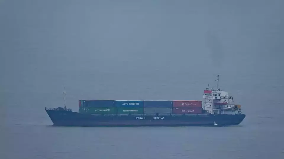Sebuah kapal kargo berlayar di Teluk Persia menuju pelabuhan Dubai seperti terlihat dari Ajman, Uni Emirat Arab (UEA), Selasa (14/4/2026). (Foto: AP)