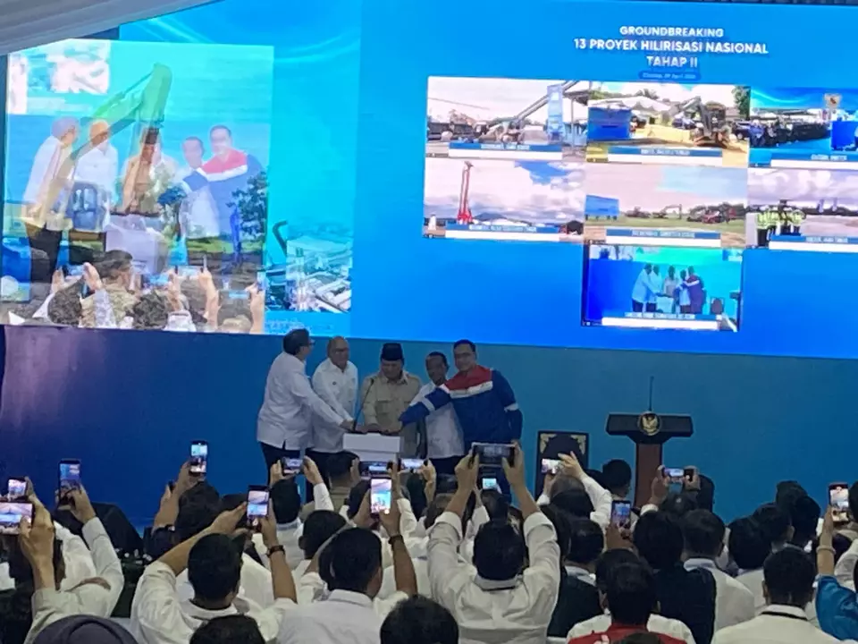 Presiden Prabowo Subianto resmi meluncurkan groundbreaking Hilirisasi Nasional Tahap II yang mencakup 13 proyek strategis di berbagai wilayah Indonesia. Acara yang dipusatkan di Cilacap, Jawa Tengah, pada Rabu (29/4/2026) (B-Universe/Ichsan Ali)