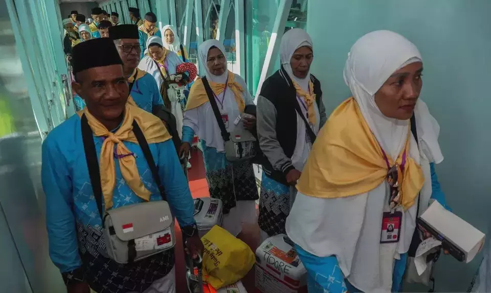 Jamaah calon haji mengantre masuk ke dalam pesawat di Bandara Sultan Babulah Ternate, Maluku Utara, Rabu (29/4/2026). (Foto: ANTARA)