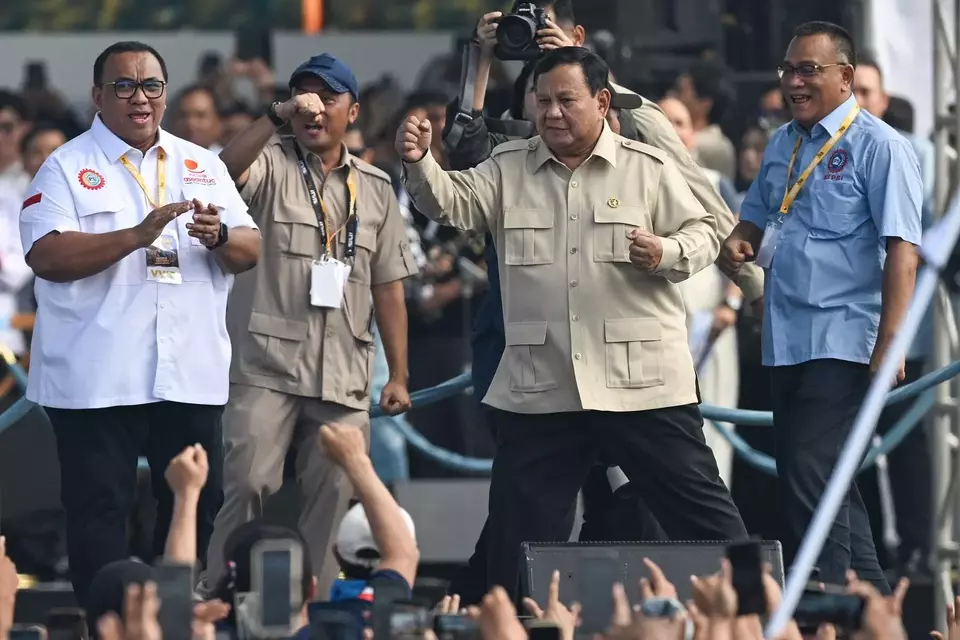 Presiden Prabowo Subianto (kedua kanan) didampingi Mensesneg Prasetyo Hadi (kedua kiri), Presiden Konfederasi Serikat Pekerja Seluruh Indonesia (KSPSI), Andi Gani Nena Wea (kiri), dan Ketua Umum KSPSI Jumhur Hidayat (kanan) menyapa massa buruh dalam peringatan Hari Buruh Internasional atau May Day 2026 di kawasan Monumen Nasional (Monas), Jakarta, Jumat (1/5/2026). Dalam May Day 2026 para buruh menuntut adanya pengesahan RUU Ketenagakerjaan, penghapusan outsourcing dan penolakan upah murah, hingga kekhawatiran terhadap dampak konflik global yang berpotensi memicu gelombang pemutusan hubungan kerja (PHK). (Foto: ANTARA FOTO/Bayu Pratama S/app/nz)