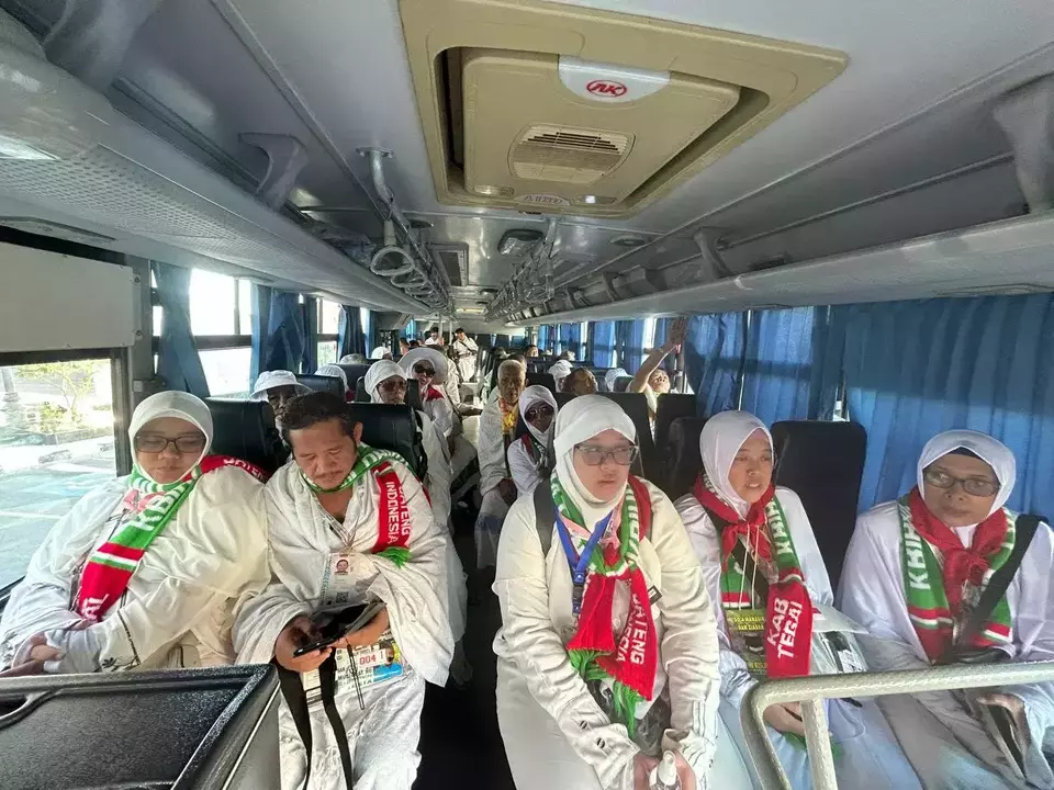 Jemaah Haji Melaksanakan Ibadah Umrah Wajib di Makkah 