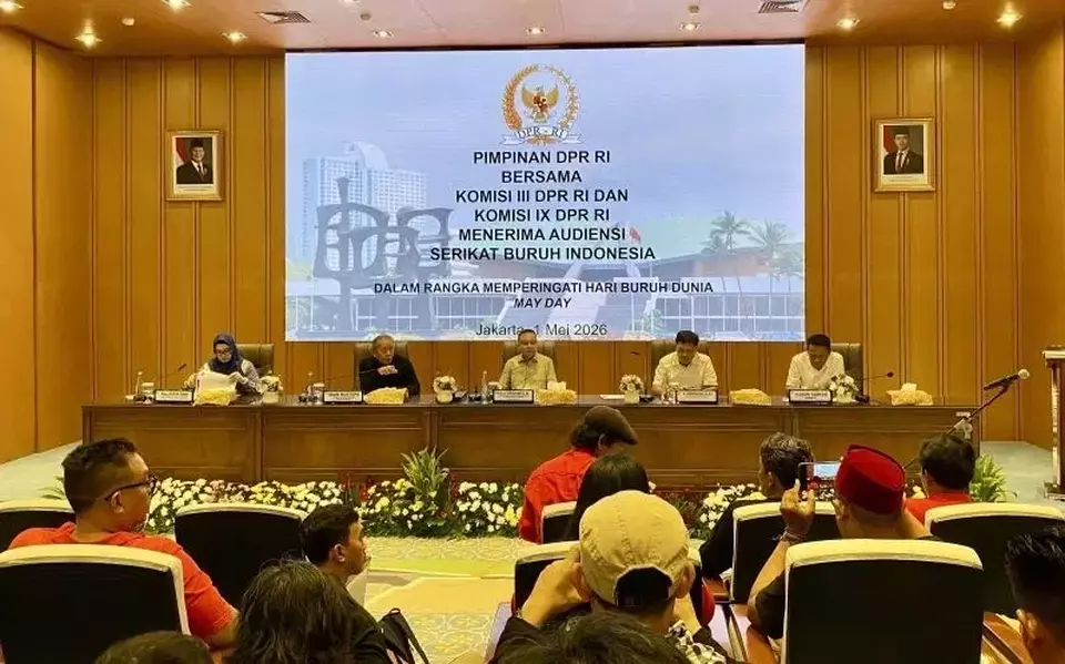 Wakil Ketua DPR RI Sufmi Dasco Ahmad (tengah) saat menerima audiensi serikat buruh dalam momentum Hari Buruh Internasional (May Day) 2026 di kompleks parlemen, Senayan, Jakarta, Jumat (1/5/2026). (Foto: ANTARA/Fath Putra Mulya)