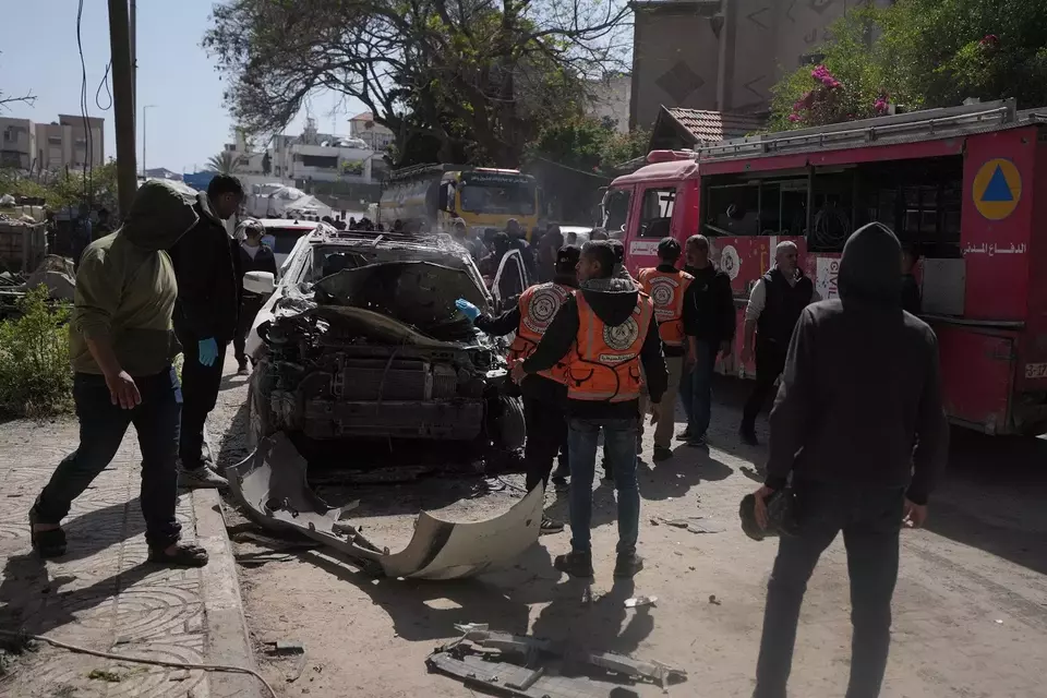 Para anggota tim pertahanan sipil Palestina memperbaiki mobil yang hancur setelah terkena serangan Israel di Kota Gaza, Selasa (28/4/2026). (Foto: AP/ Jehad Alshrafi)