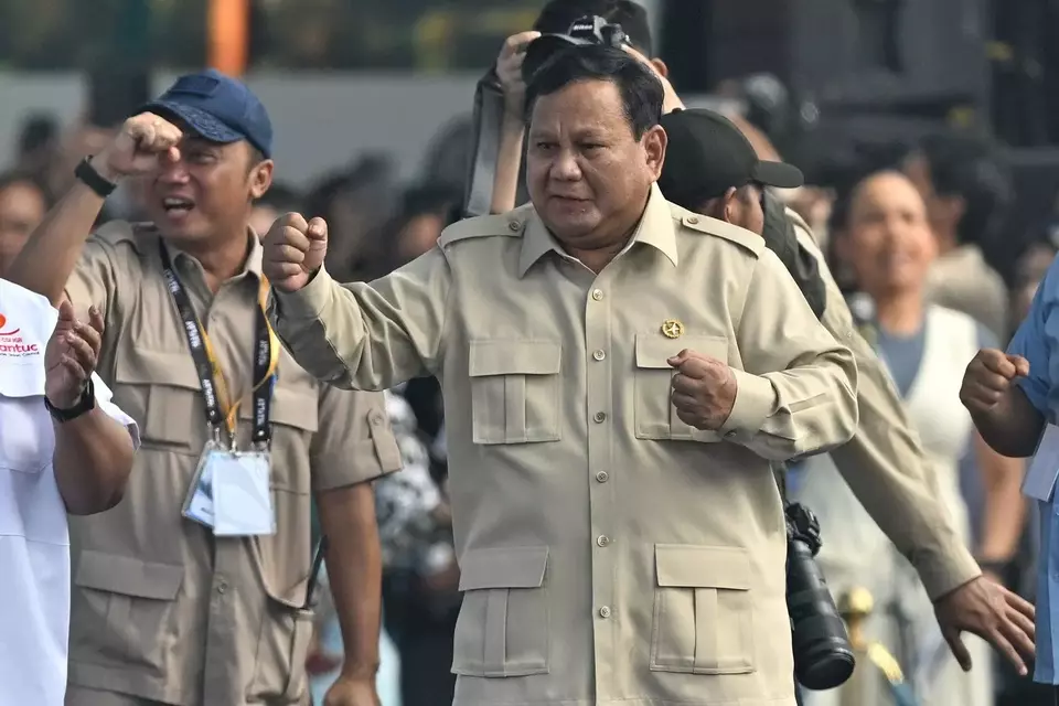 Presiden Prabowo Subianto (kanan) didampingi Mensesneg Prasetyo Hadi (kiri) menyapa massa buruh dalam peringatan Hari Buruh Internasional atau May Day 2026 di kawasan Monumen Nasional (Monas), Jakarta, Jumat (1/5/2026). Dalam May Day 2026 para buruh menuntut adanya pengesahan RUU Ketenagakerjaan, penghapusan outsourcing dan penolakan upah murah, hingga kekhawatiran terhadap dampak konflik global yang berpotensi memicu gelombang pemutusan hubungan kerja (PHK). (Foto: ANTARA FOTO/Bayu Pratama S/app/nz)