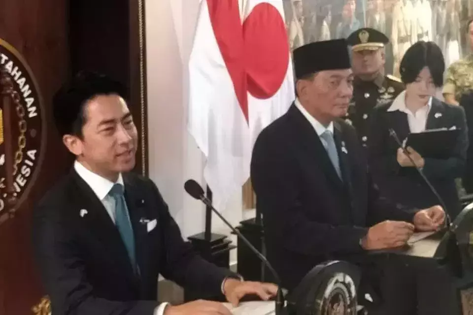 Menteri Pertahanan RI Sjafrie Sjamsoeddin (kanan) dan Menteri Pertahanan Jepang Shinjiro Koizumi (kiri) saat menggelar joint statement di Kantor Kementerian Pertahanan Jakarta Pusat, Senin (4/5/2026) (Foto: ANTARA/ Walda Marison)