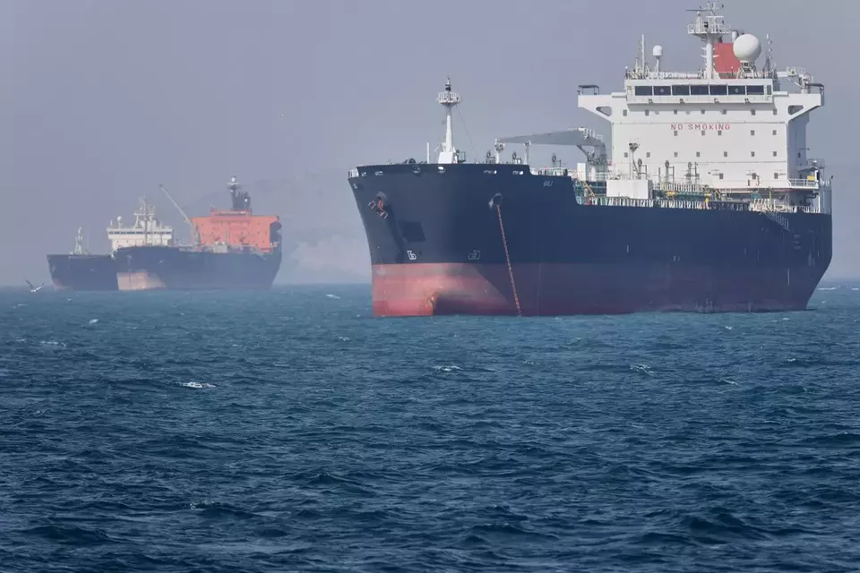 Kapal tanker minyak berlabuh di lepas pantai Selat Hormuz di dekat Bandar Abbas, Iran, Sabtu (2/5/2026). (Foto: Amirhosein Khorgooi/ISNA via AP)