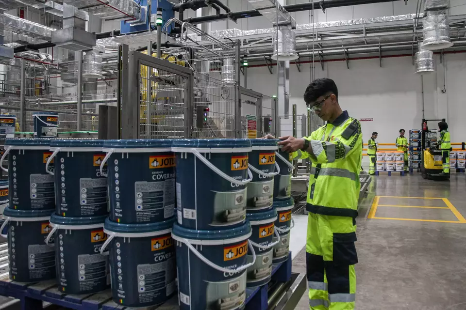 Pekerja menyelesaikan proses produksi cat di pabrik PT Jotun Indonesia yang baru diresmikan di Cikarang, Kabupaten Bekasi, Jawa Barat, Rabu (15/4/2026). (ANTARA FOTO/Darryl Ramadhan)